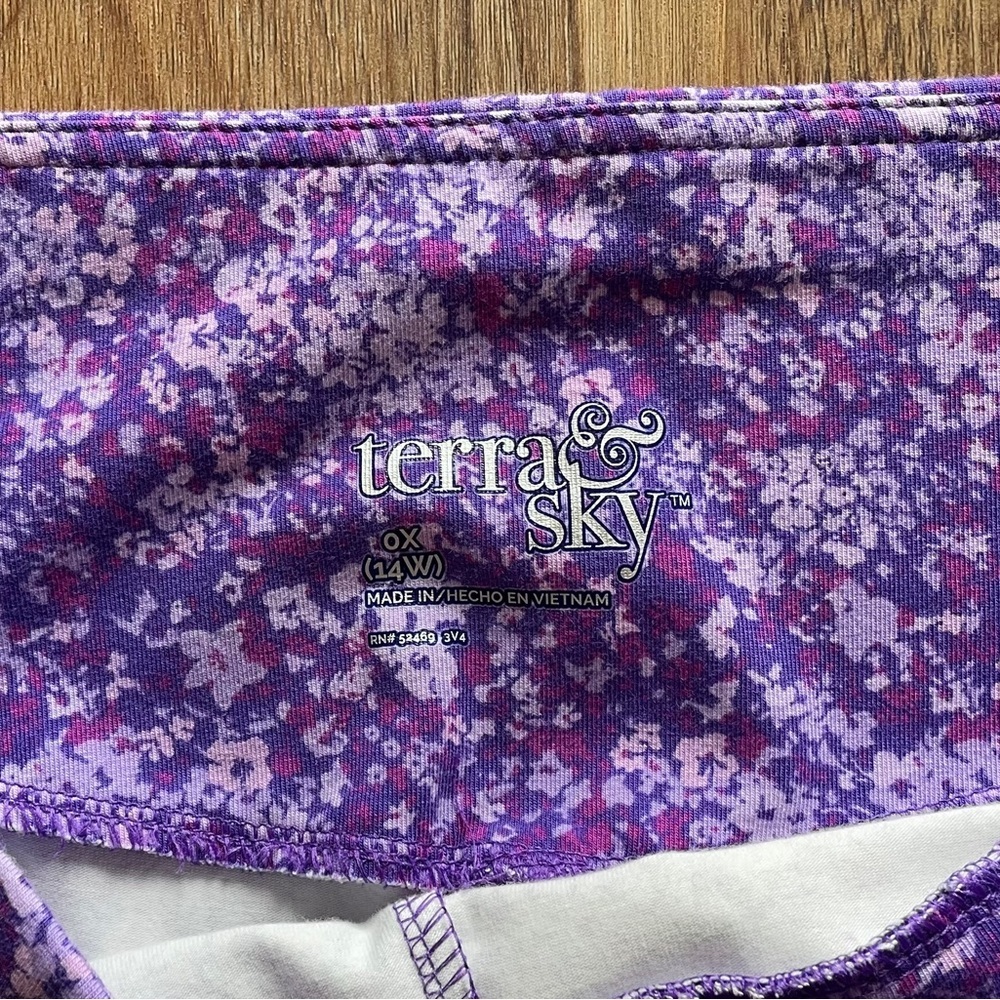 Terra & Sky Purple and Pink Floral Capri Leggings - Picture 2 of 7